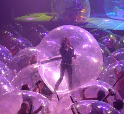 Flaming Lips: Πραγματοποιήθηκε η πρώτη συναυλία με μπάντα και κοινό μέσα σε φούσκες 