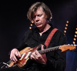 Βιογραφία θα κυκλοφορήσει ο Thurston Moore 