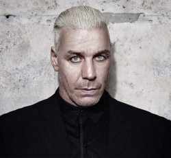 Μπαλάντα στα ρωσικά από τον frontman των Rammstein