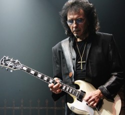 Ο Iommi εξηγεί πώς επινόησε το riff του "Iron Man" 