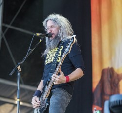 Troy Sanders: «Δεν μπορούσαμε να αγνοήσουμε τον θάνατο του Nick John» 