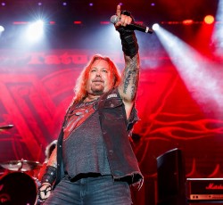 O Vince Neil αποχωρεί από τη σκηνή επειδή «έχασε τη φωνή του» 