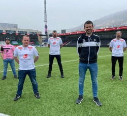 Το λογότυπο των Vreid σε φανέλα ποδοσφαιρικής ομάδας 