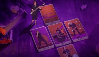 Οι AC/DC παίζουν το "Witch's Spell" μέσα σε γυάλινη σφαίρα