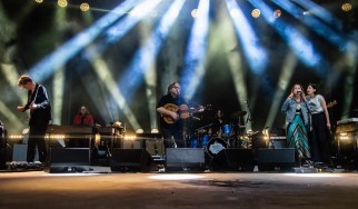 Sleater-Kinney και Wilco παίζουν μαζί επί σκηνής το "A Shot In The Arm" (video)