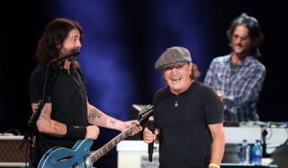 Brian Johnson και Foo Fighters μαζί στην σκηνή