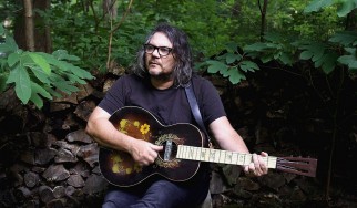 Ο Jeff Tweedy διασκευάζει Roky Erickson