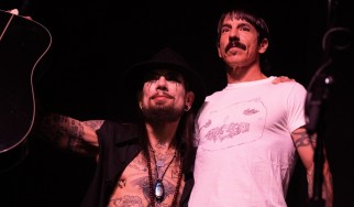 Anthony Kiedis και Dave Navarro διασκευάζουν Lou Reed