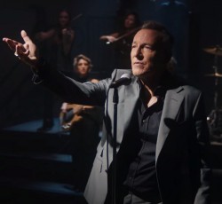 Δείτε τον Bruce Springsteen να διασκευάζει Commodores