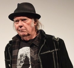 O Neil Young απαίτησε να αποσυρθεί η μουσική του από το Spotify 