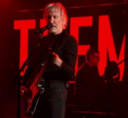 Δείτε τον Roger Waters να παίζει Pink Floyd στην εκπομπή του Colbert 