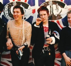  Οι Sex Pistols επανακυκλοφορούν το "God Save The Queen" 