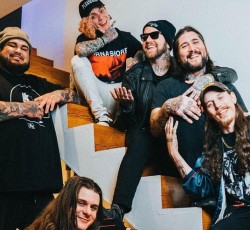 Frontmen έξι διάσημων deathcore σχημάτων διασκευάζουν Mariah Carey 