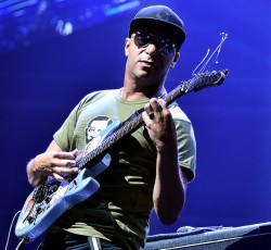 Ο Tom Morello διασκευάζει Tom Waits 