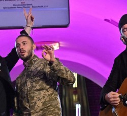 Bono και The Edge έπαιζαν ζωντανά σε σταθμό μετρό του Κιέβου 