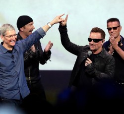 O Bono απολογείται για το περιβόητο περιστατικό με το iTunes 