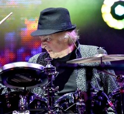 Έφυγε από τη ζωή ο Alan White, ντράμερ των Yes