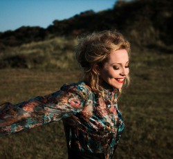 Ξεκινάει η ακουστική περιοδεία της Anneke Van Giersbergen στην Ελλάδα 