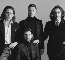 Οι Arctic Monkeys εξηγούν τη σύνδεση μεταξύ των δίσκων τους