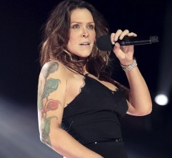 Η Beth Hart διασκευάζει το "Black Dog" των Led Zeppelin 