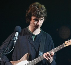 Εκτός Black Country, New Road ο frontman Isaac Wood 