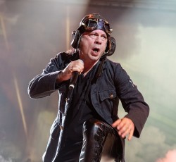 Bruce Dickinson: «Μάλλον θα πεθάνουμε στη σκηνή» 