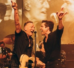 Στη σκηνή μαζί με τους Killers εμφανίστηκε ο Bruce Springsteen