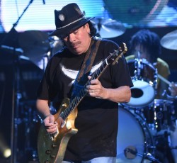 Κατέρρευσε επί σκηνής ο Carlos Santana 