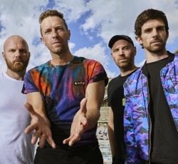 Οι Coldplay αποδίδουν ζωντανά μια διαφοροποιημένη εκδοχή του "My Universe" 