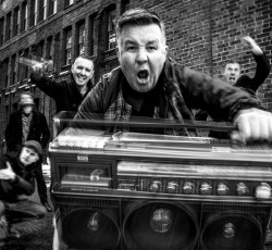 Οι Dropkick Murphys διασκευάζουν το κλασικό "We Shall Overcome"