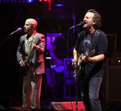 Eddie Vedder και Stewart Copeland διασκευάζουν Police 