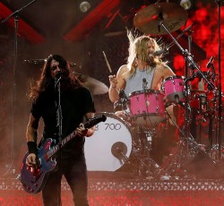 Θα συνεχίσουν χωρίς τον Taylor Hawkins οι Foo Fighters