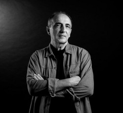 Ο Γιώργος Καρράς επιστρέφει 30 χρόνια μετά το "Υπέροχο Τίποτα"