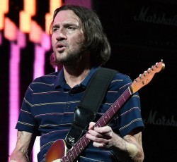 Διπλό άλμπουμ ανακοίνωσε ο John Frusciante 