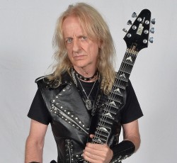 Προσβεβλημένος από την απόφαση των Judas Priest να περιοδεύσουν ως τετράδα ο K.K. Downing 