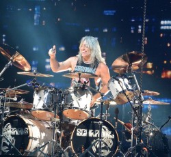 Δείτε τον Mikkey Dee να παίζει το «πιθανώς υψηλότερο drum solo που έγινε ποτέ» 
