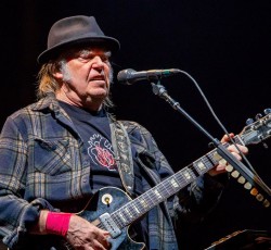 Αντιδράσεις γύρω από την διαμάχη Neil Young με Spotify 