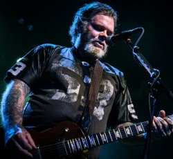 O Scott Kelly των Neurosis παραδέχεται πως κακοποίησε την οικογένειά του