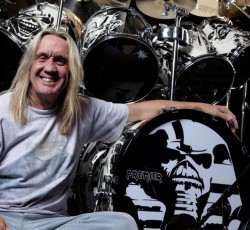 O Nicko McBrain αποκάλυψε τη μάχη του με τον καρκίνο του λάρυγγα 