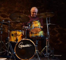 Έφυγε από την ζωή ο κορυφαίος ντράμερ Νίκος Καπηλίδης 