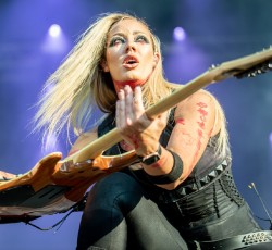Αποχώρησε από το σχήμα του Alice Cooper η Nita Strauss