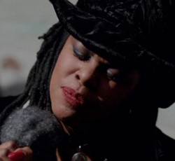 Έφυγε από τη ζωή η αινιγματική Q Lazzarus, τραγουδίστρια του "Goodbye Horses" 