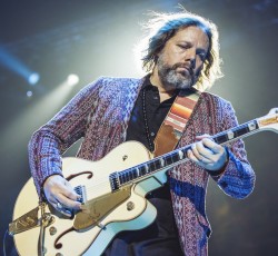 Ο Rich Robinson των Black Crowes απομάκρυνε οπαδό από τη σκηνή με την κιθάρα του 