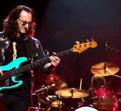 Επίσημο video της σύμπραξης Rush και Chad Smith στη συναυλία για τον Taylor Hawkins
