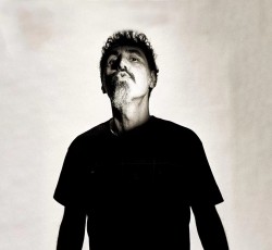 O Serj Tankian επιστρέφει με νέα κυκλοφορία 
