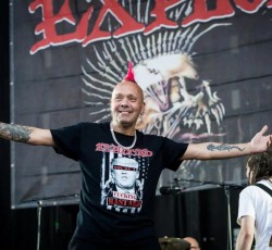 Καρδιακή προσβολή επί σκηνής υπέστη ο Wattie Buchan των Exploited 