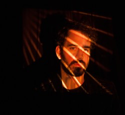 Ο Theodore παρουσιάζει το "The Voyage" στο Temple Athens 