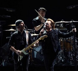 Οι U2 τιμούν τη συμπλήρωση 50 χρόνων από τη «Ματωμένη Κυριακή» 