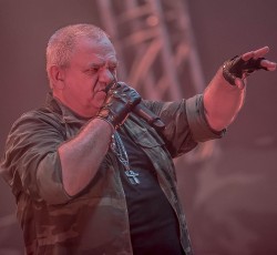 Ο Udo καθαρίζει και διασκευάζει το "We Will Rock You" των Queen