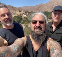 Τρίτος δίσκος για τους Winery Dogs 